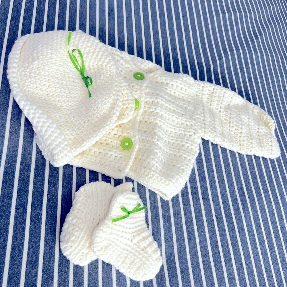 New hand knitted Baby Sweater Beanie & booties set Size 12months
